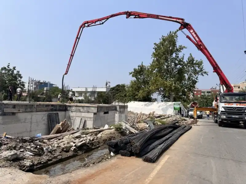 Hatay'da Vatandaşlar Depremde Yıkılan Caminin Yeniden Inşasına Destek Veriyor