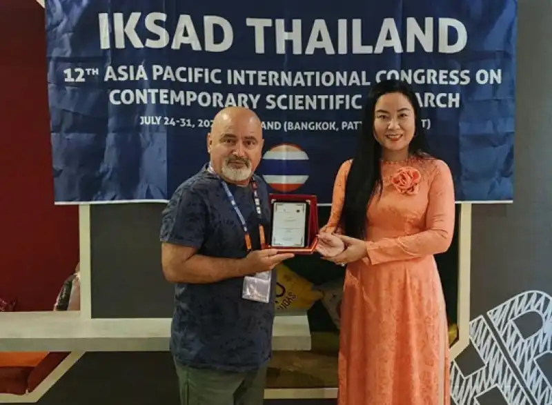 Prof. Dr. Sedat Cereci'ye Tayland'da Teşekkür 