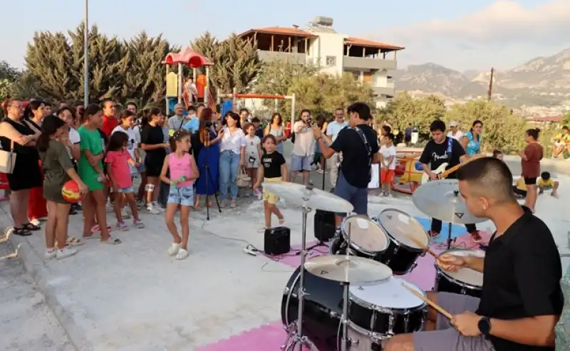 Sanat Dolu Etkinliğe Müzikal Taç: The Odd Ones Sahnedeydi