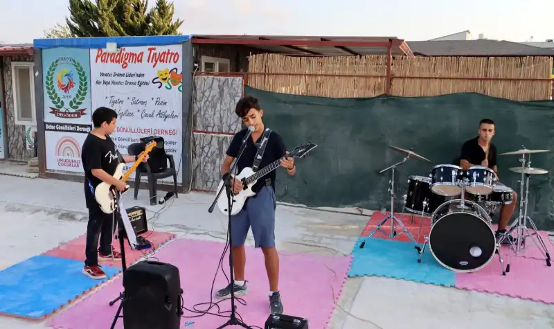 Sanat Dolu Etkinliğe Müzikal Taç: The Odd Ones Sahnedeydi