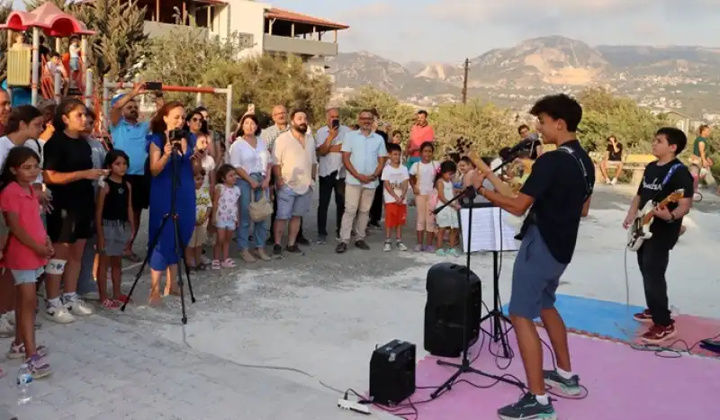 Sanat Dolu Etkinliğe Müzikal Taç: The Odd Ones Sahnedeydi