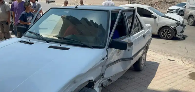 Kırıkhan'da Iki Otomobilin çarpıştığı Kazada 1 çocuk Yaralandı