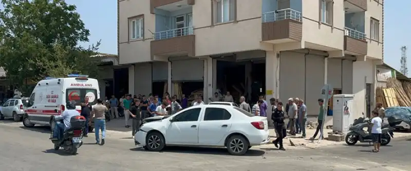 Kırıkhan'da Iki Otomobilin çarpıştığı Kazada 1 çocuk Yaralandı