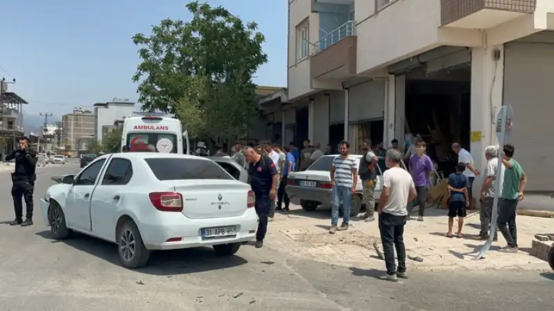 Kırıkhan'da Iki Otomobilin çarpıştığı Kazada 1 çocuk Yaralandı