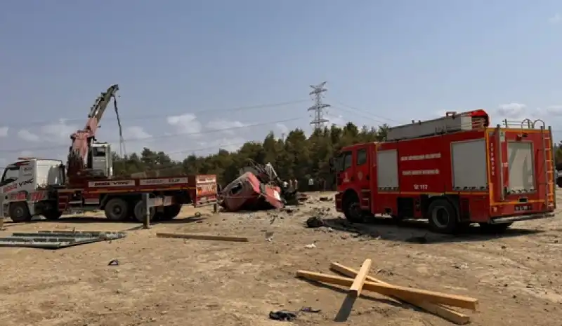 Hatay'da Freni Arızalanan Vincin çarptığı Park Halindeki Tırın Sürücüsü öldü