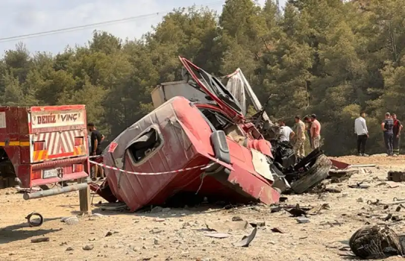 Hatay'da Freni Arızalanan Vincin çarptığı Park Halindeki Tırın Sürücüsü öldü