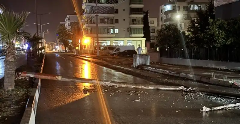 Hatay Dörtyol'da çekicinin çarptığı Aydınlatma Direği Devrildi