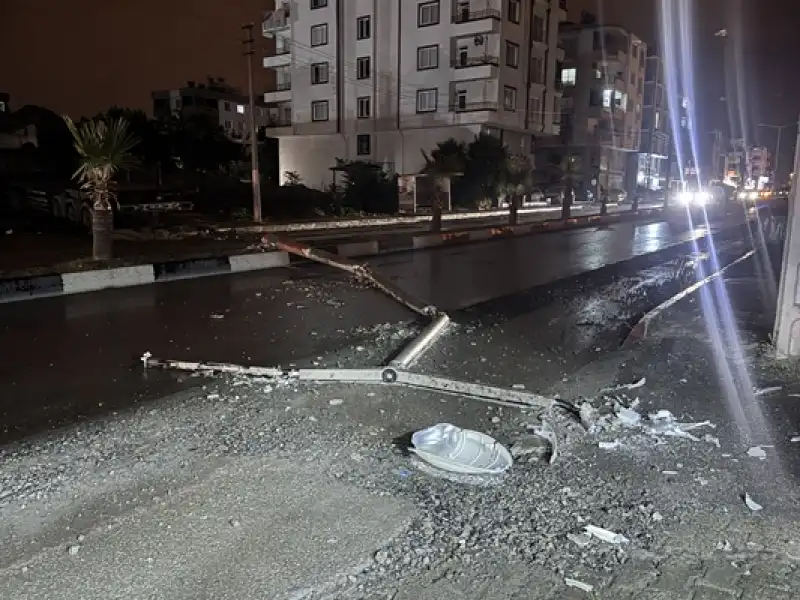 Hatay Dörtyol'da çekicinin çarptığı Aydınlatma Direği Devrildi