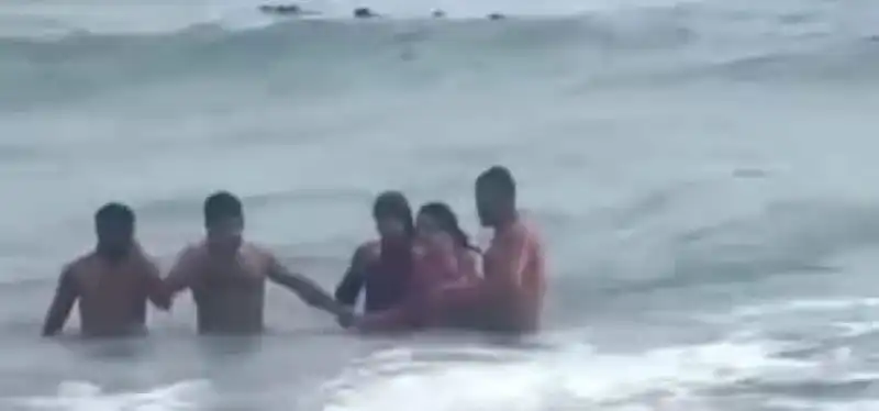 Hatay Samandağ'da Denizde Boğulma Tehlikesi Geçiren Iki Genç Kız Kurtarıldı