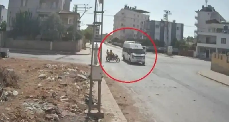 Motosikletin Minibüse Çarptığı Anlar Kamerada 