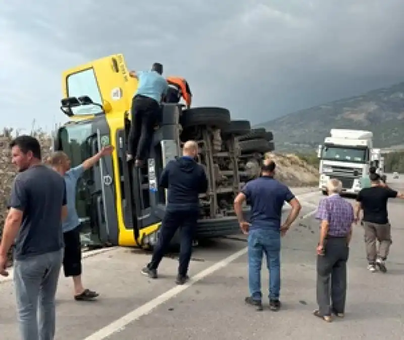 Sarıseki Mevkiinde Hafriyat Kamyonu Devrildi: Sürücü Yaralı