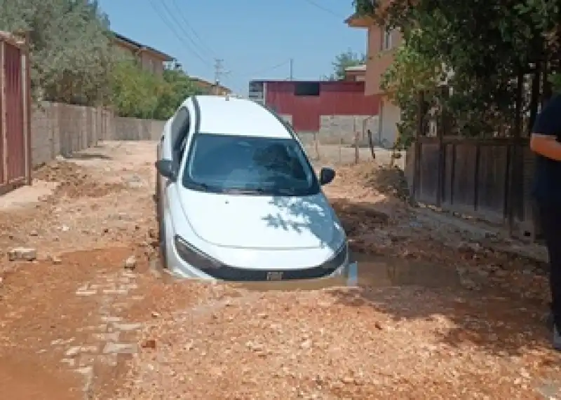 Navigasyon Yanılttı, Araç Çukura Saplandı!