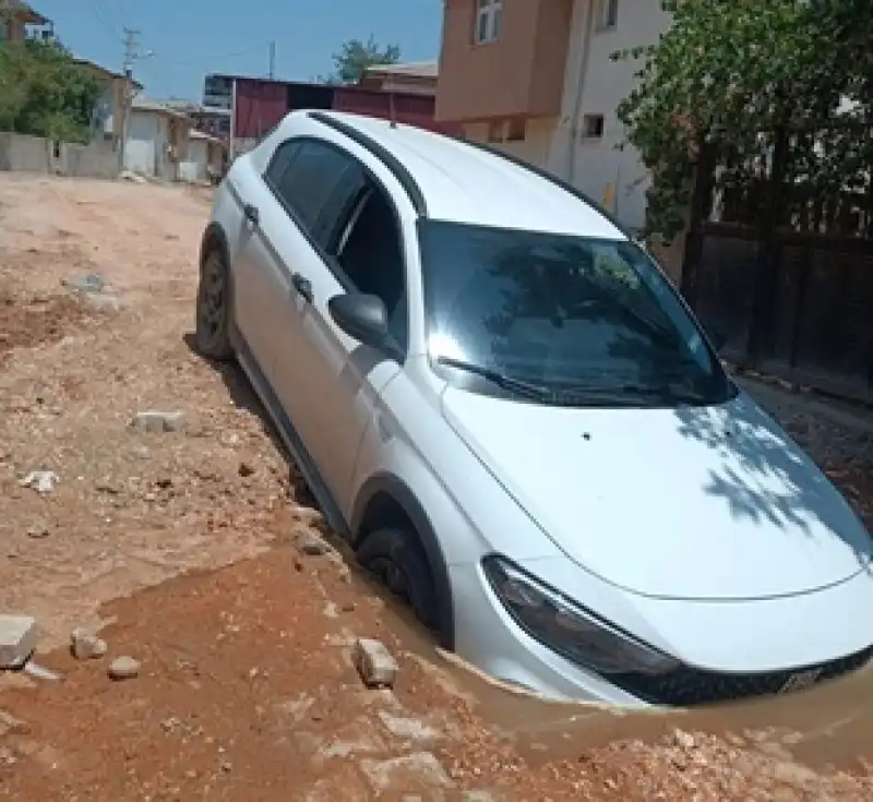 Navigasyon Yanılttı, Araç Çukura Saplandı!