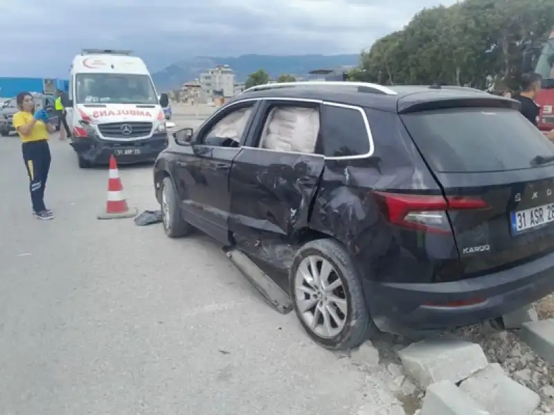 Hatay Samandağ'da Ambulansla Otomobil çarpıştı