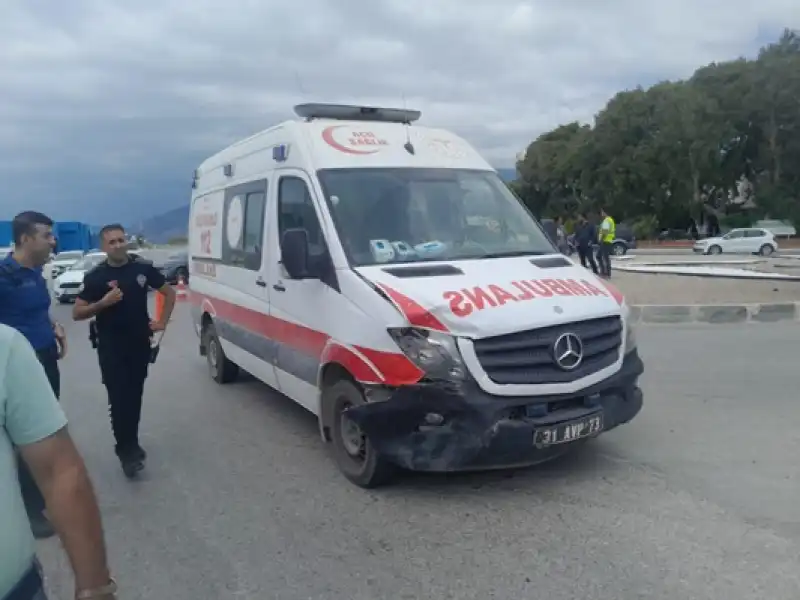 Hatay Samandağ'da Ambulansla Otomobil çarpıştı