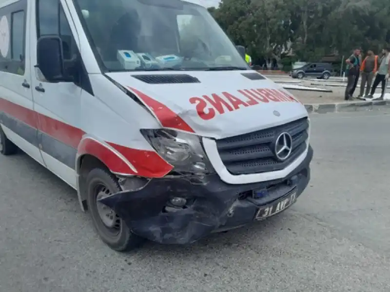 Hatay Samandağ'da Ambulansla Otomobil çarpıştı