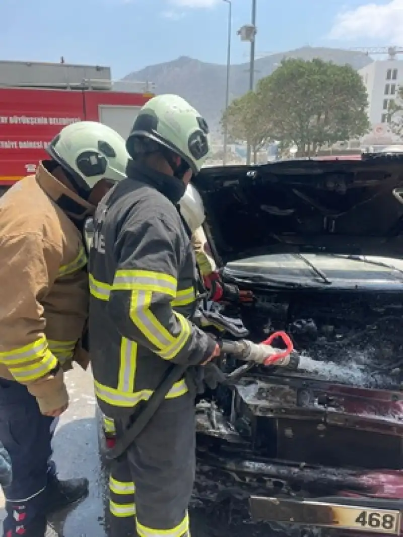 Hatay'da Park Halindeki Otomobilde çıkan Yangın Söndürüldü