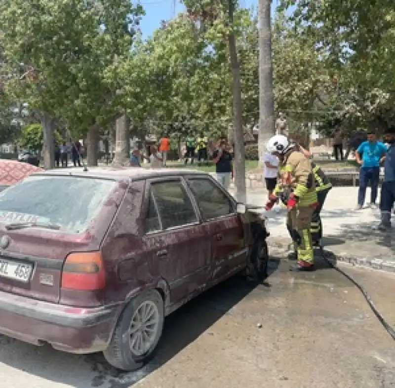 Hatay'da Park Halindeki Otomobilde çıkan Yangın Söndürüldü