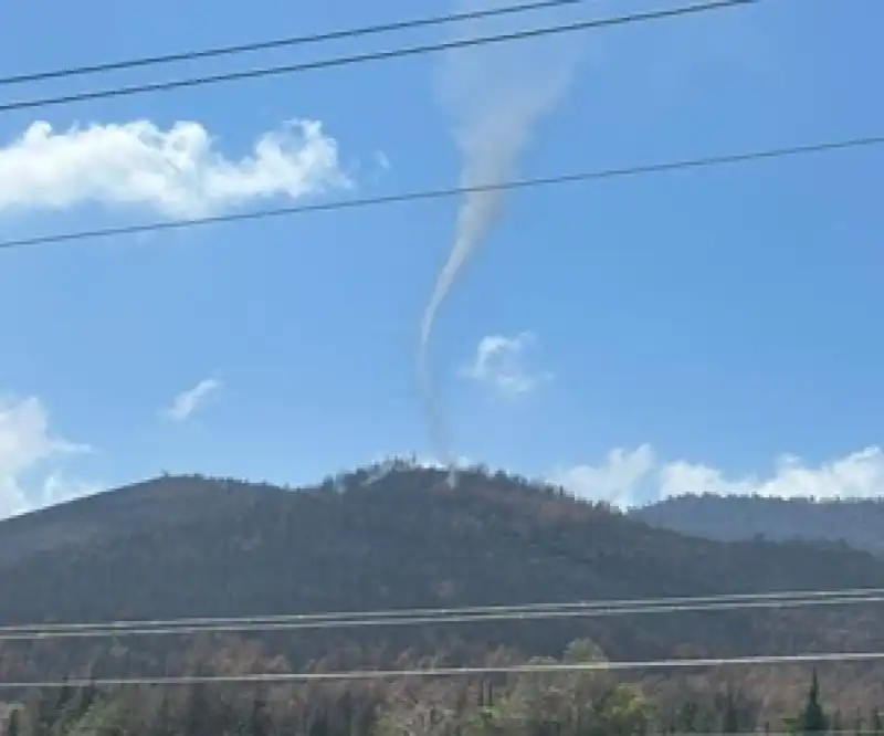 Serinyol’da Yanan Ormanlık Alanda Mini Hortum Şaşkınlığı!