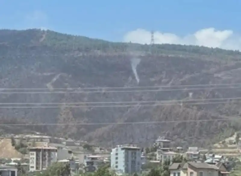 Serinyol’da Yanan Ormanlık Alanda Mini Hortum Şaşkınlığı!