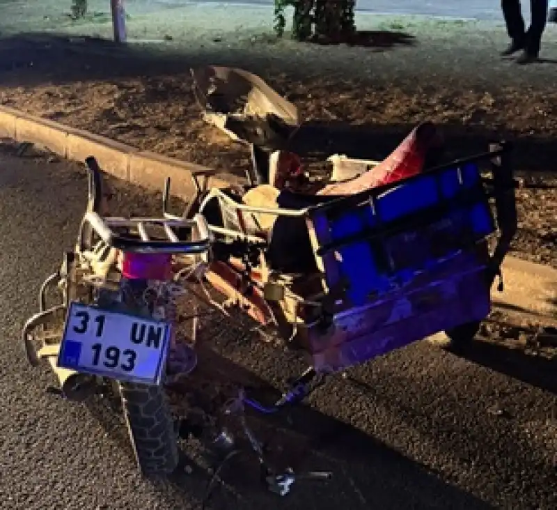 Hatay'da Otomobilin Sepetli Motosiklete çarptığı Kazada 6 Kişi Yaralandı