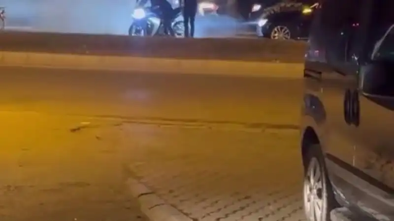 Düğün Konvoyunda Kırmızı Işıkta Tozu Dumana Katan Motosiklet Sürücüsüne Ceza Yağdı