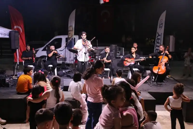 HBB Müzik Grubu, Arsuz Kent Meydanı’nda Konser Verdi