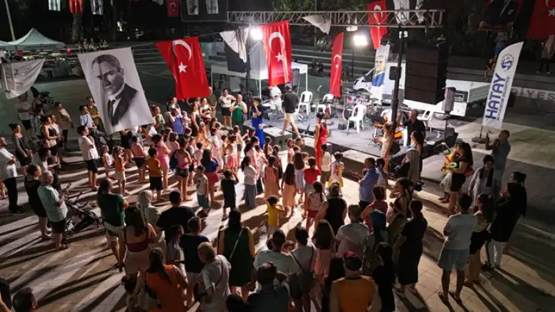 HBB Müzik Grubu, Arsuz Kent Meydanı’nda Konser Verdi