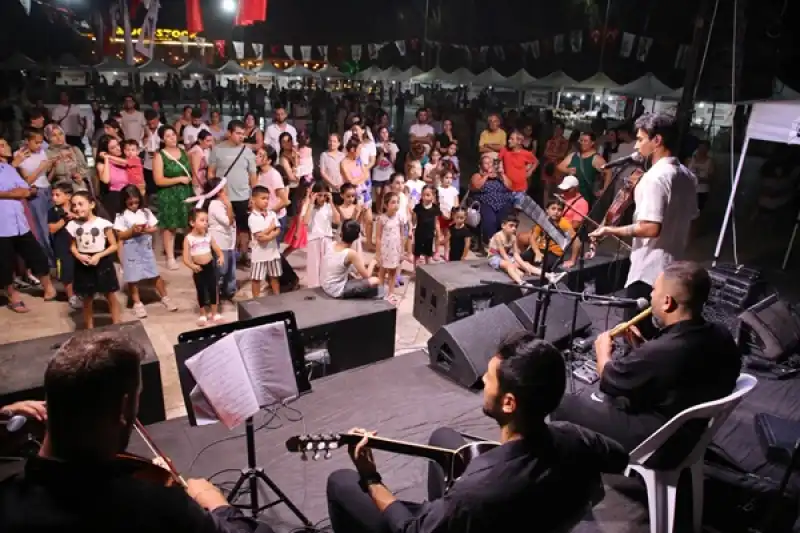 HBB Müzik Grubu, Arsuz Kent Meydanı’nda Konser Verdi