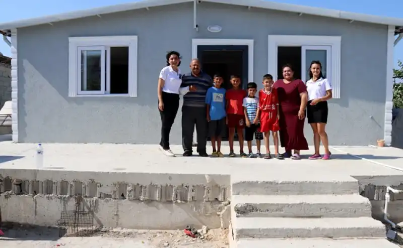 Üvey Kardeşlerine De Annelik Yapan Nuriye'nin Yıkılan Evini Yardımseverler Yaptırdı