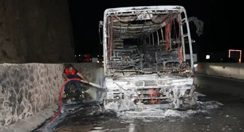 Hatay Belen'de Yolcu Otobüsünde çıkan Yangın Söndürüldü