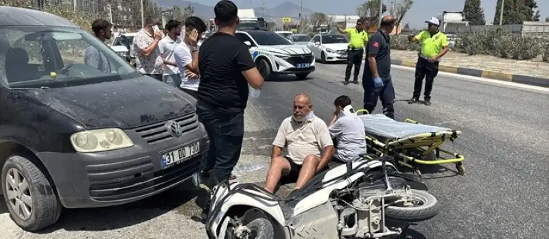 Hatay'da Hafif Ticari Araçla çarpışan Motosikletteki 2 Kişi Yaralandı