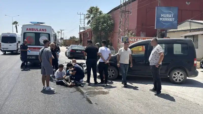 Hatay'da Hafif Ticari Araçla çarpışan Motosikletteki 2 Kişi Yaralandı