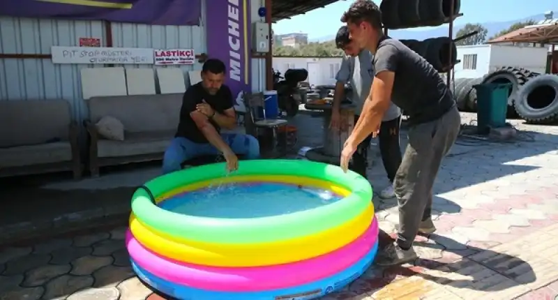Hatay'da Sıcaktan Bunalan Esnafın Doldurduğu şişme Havuzda çocuklar Da Serinliyor 