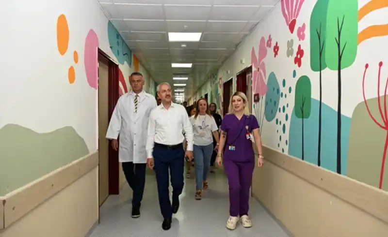 Rektör Eren, Çocuk Hastalara Moral Katacak Yeni Oyun Alanlarını İnceledi