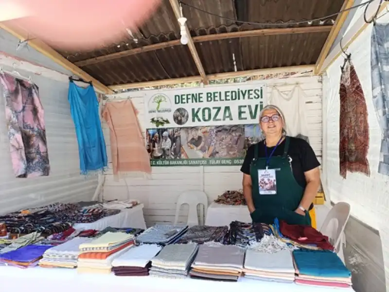 Tülay Genç, Tuz Festivali Sanat Sokağı’nda Hatay İpeğini Tanıtıyor