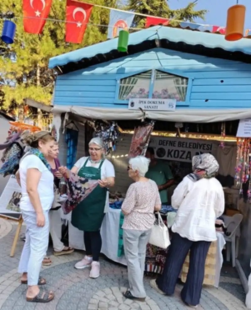 Tülay Genç, Tuz Festivali Sanat Sokağı’nda Hatay İpeğini Tanıtıyor