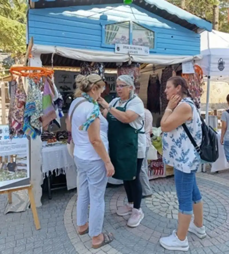 Tülay Genç, Tuz Festivali Sanat Sokağı’nda Hatay İpeğini Tanıtıyor