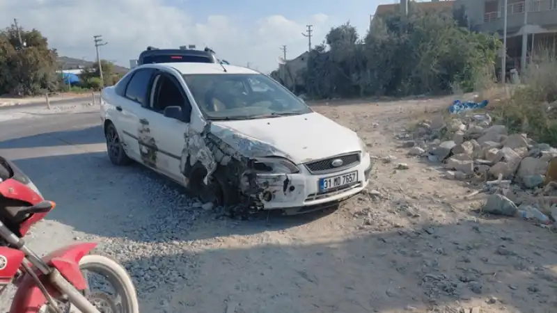 Samandağ'da Iki Otomobilin çarpıştığı Kazada Hasar Oluştu
