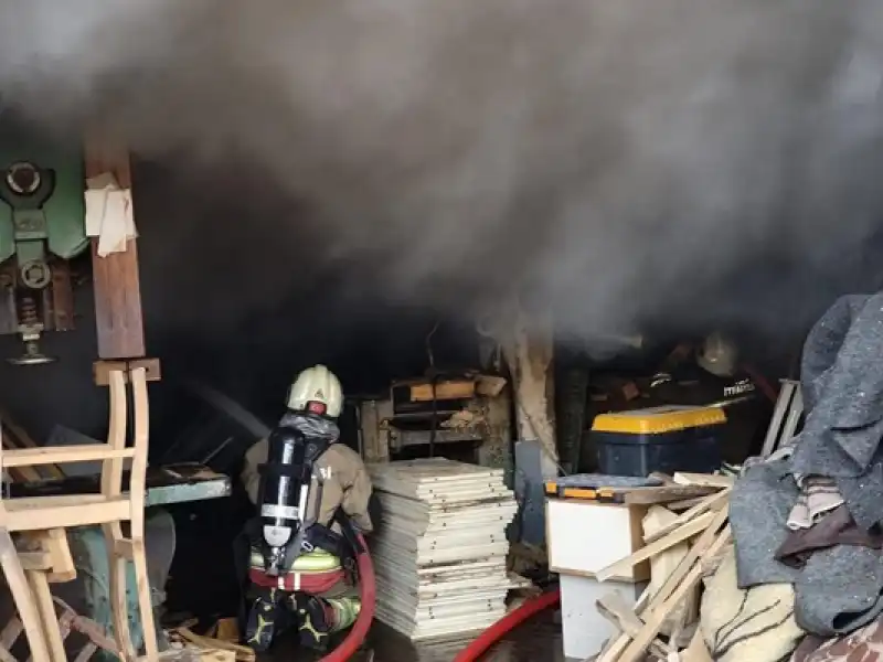 Hatay İskenderun'da Mobilya Atölyesinde çıkan Yangın Söndürüldü