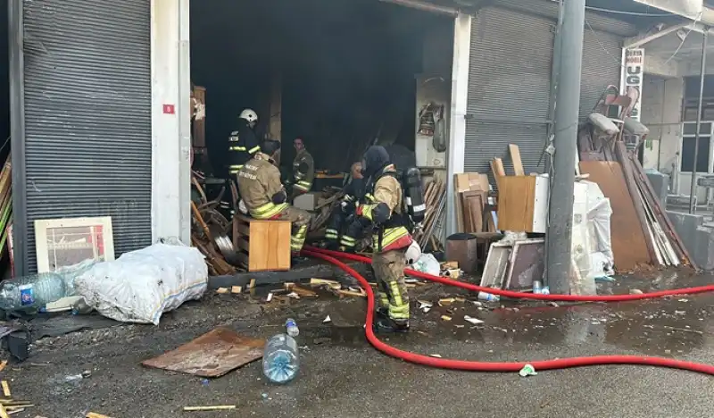 Hatay İskenderun'da Mobilya Atölyesinde çıkan Yangın Söndürüldü