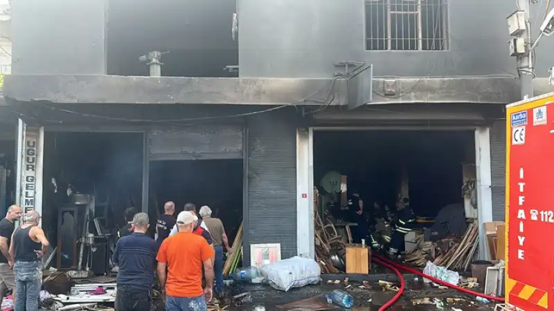 Hatay İskenderun'da Mobilya Atölyesinde çıkan Yangın Söndürüldü