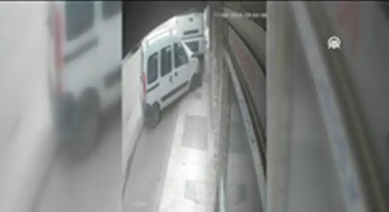 Hatay'da Freni Arızalanan Arasöz Park Halindeki 2 Araca Ve Iş Yerine çarptı