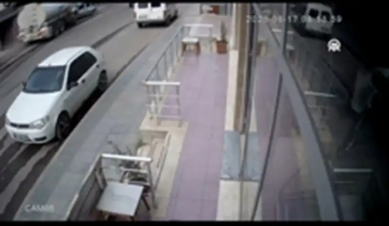 Hatay'da Freni Arızalanan Arasöz Park Halindeki 2 Araca Ve Iş Yerine çarptı