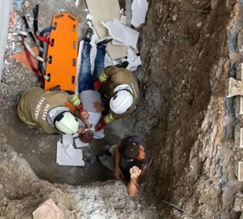 İskenderun'da Inşaat Boşluğuna Düşen Kişi Yaralandı