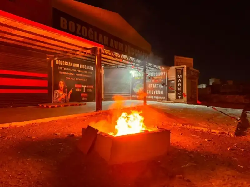Hatay'da Bir Iş Yerinin önündeki Yağmur Suyu Giderlerinde çıkan Yangın Söndürüldü