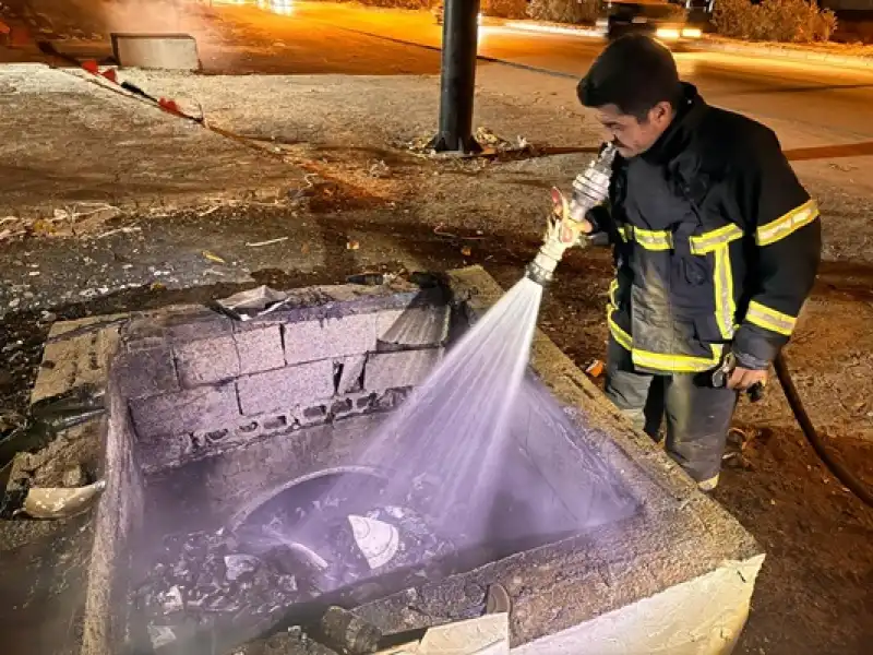 Hatay'da Bir Iş Yerinin önündeki Yağmur Suyu Giderlerinde çıkan Yangın Söndürüldü