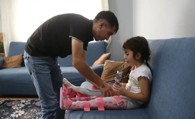 Doğuştan Ayrık Omurga Hastası Yağmur Tek Başına Yürüyebileceği Günün Hayalini Kuruyor