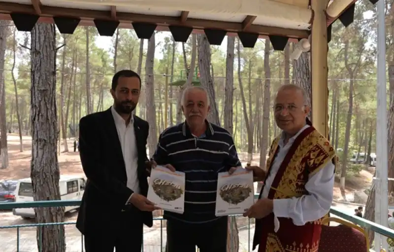 Kalaycıoğlu, “Hatay Halk Bilimi” Kitabını, Aba Güreşi Şampiyonasında Tanıttı