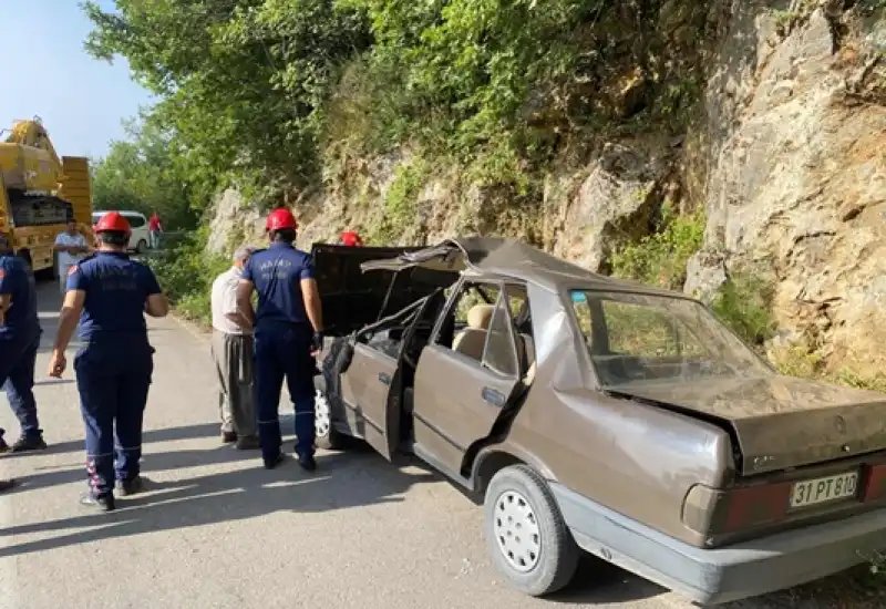 Hatay Dörtyol'da Kamyonla Otomobilin çarpıştığı Kazada 2 Kişi Yaralandı
